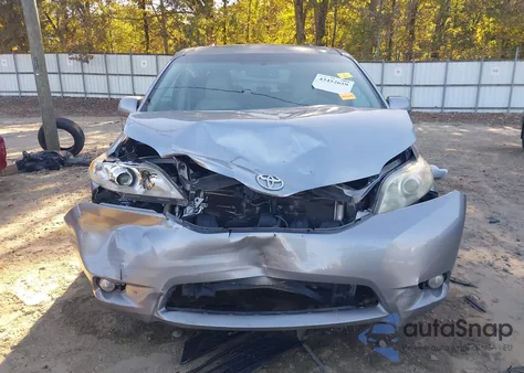 2011 Toyota Sienna Xle V6 z USA, uszkodzony, nr VIN 5TDYK3DC2BS074975